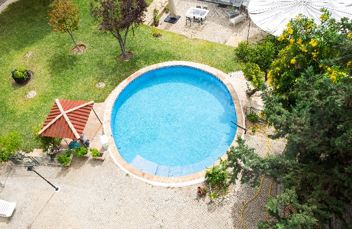 Ein runder Pool aus der Vogelperspektive.