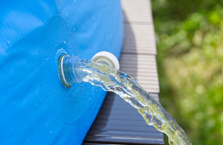 Poolwasser wird aus Aufbaupool entlassen