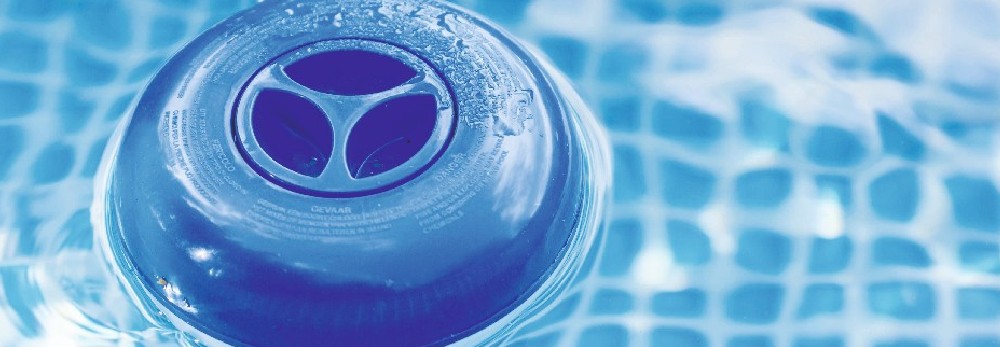 Blauer Skimmer im Schwimmbecken