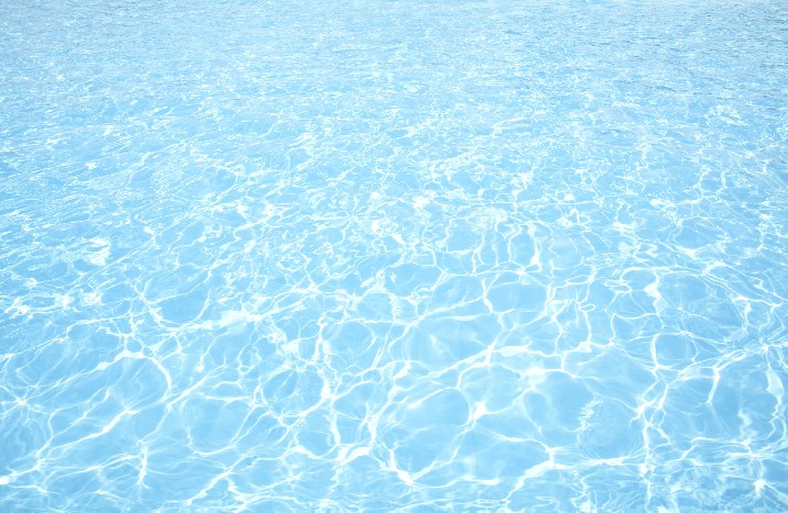 Kristallklares Poolwasser