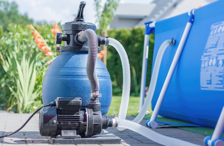 Sandfilteranlage steht vor Aufstellpool