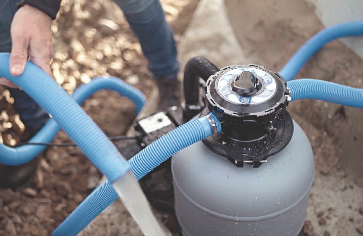 Wasser aus einer Filteranlage wird abgelassen.