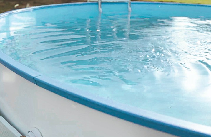 Ein fertig aufgebauter Stahlwandpool.