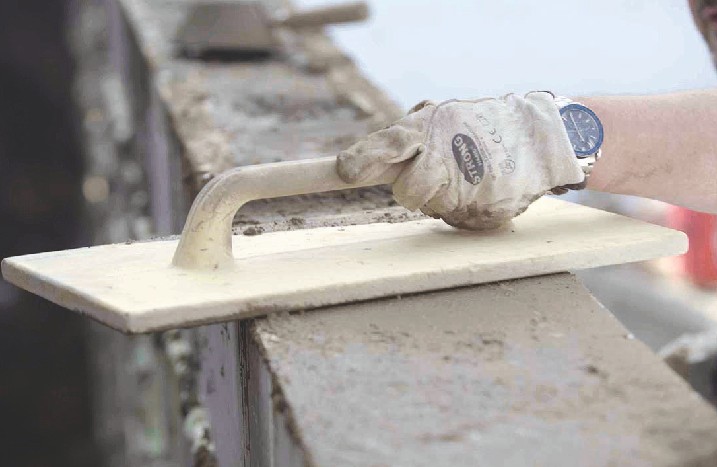 Beton auf Styroporsteinen wird glatt gestrichen.