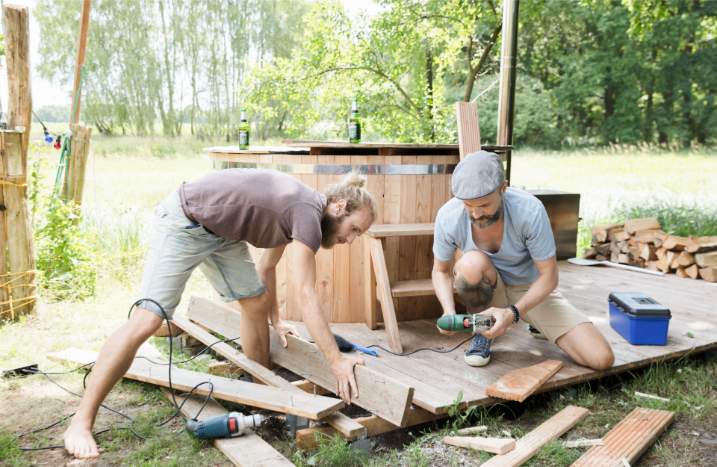 Männer bauen Whirlpool