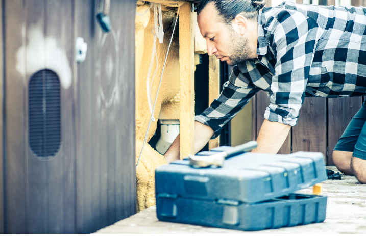 Mann arbeitet an Wasserpumpe von Whirlpool