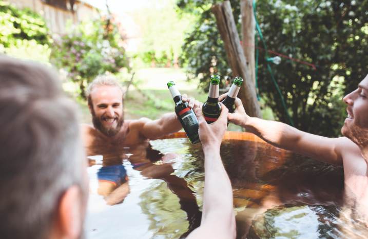 Männer sitzen in Whirlpool