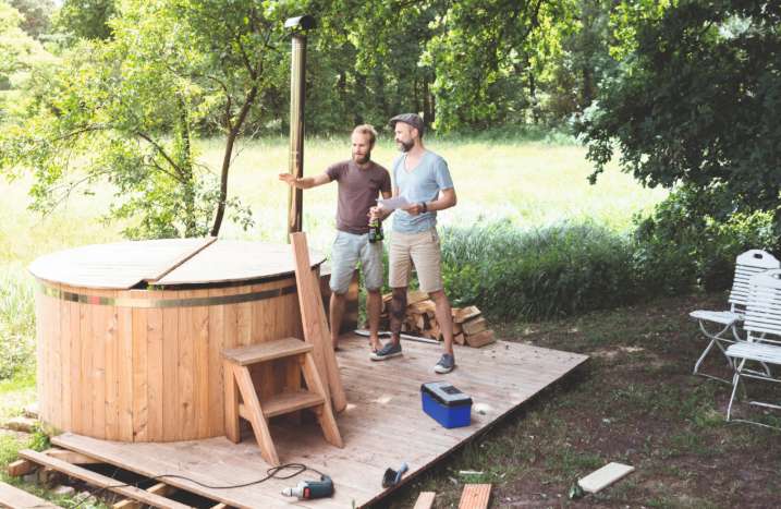 Männer stehen an Whirlpool