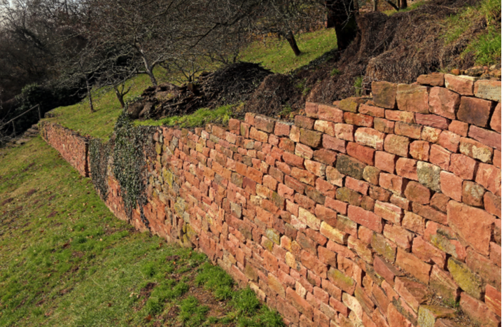 Trockenmauer am Hang