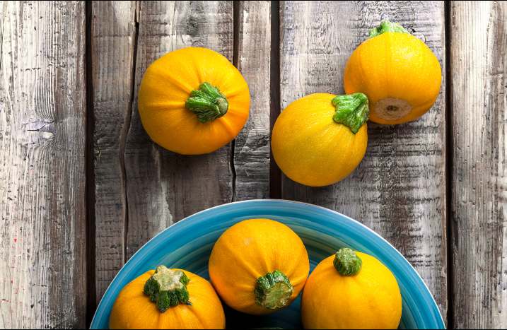 Gelbe Zucchini in Schale
