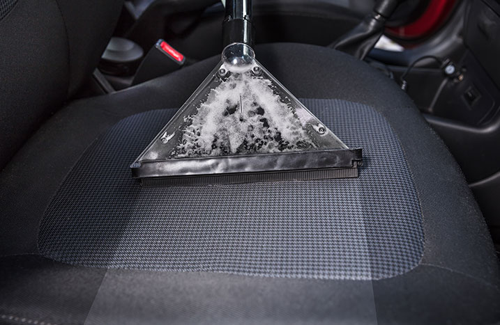 Autositz mit Dampfreiniger