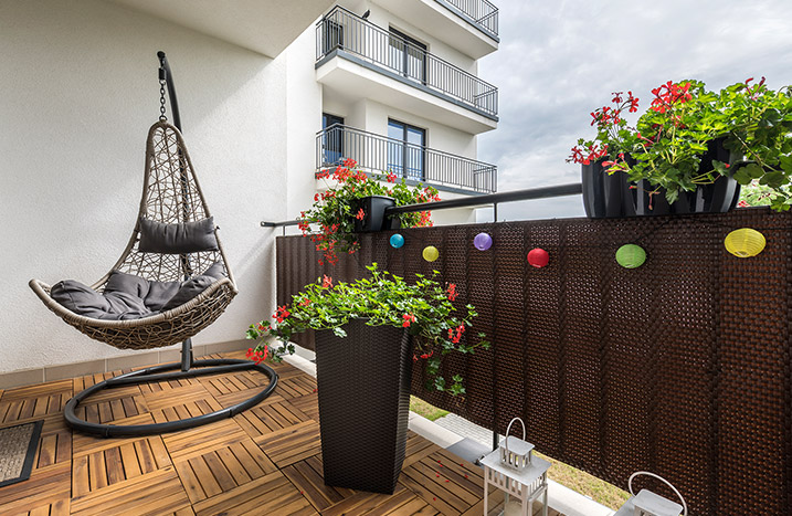 Hängestuhl auf Balkon mit Pflanzen