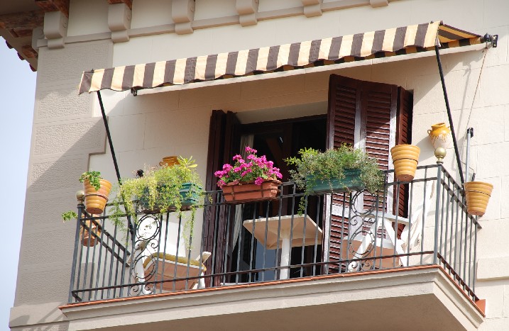 Bepflanzter Minibalkon mit Markise