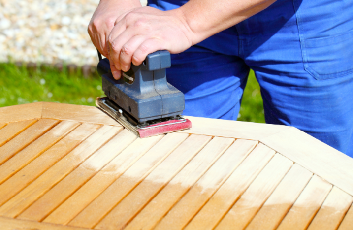 Hand schleift Holztisch ab