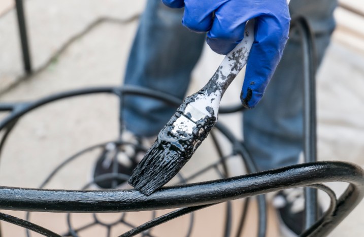 Hand lackiert Metallstuhl mit Pinsel
