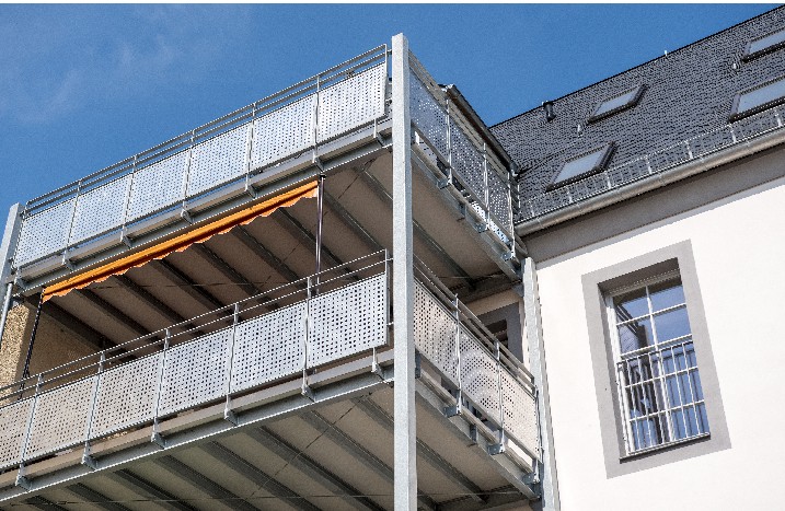 Froschperspektive auf Balkone mit modernen Sichtschutzwänden.