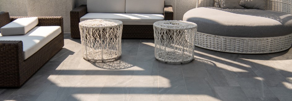 RT Terrasse mit Feinsteinzeug Header 21 06 943x326 Terrasse aus Feinsteinzeug mit modernen Gartenmöbeln