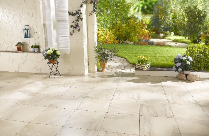 Terrasse aus Feinsteinzeug-Platten