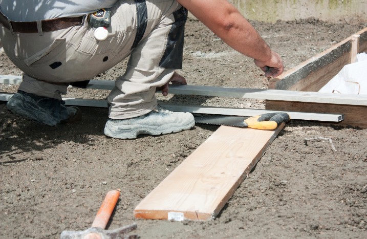 Terrassenuntergrund wird ausgemessen