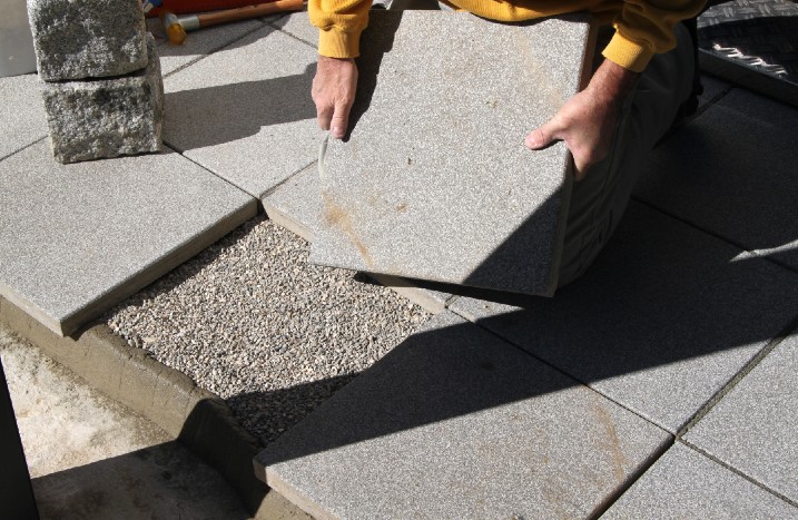 Feinsteinzeugplatten werden verlegt