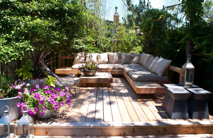 Terrasse zwischen Bäumen
