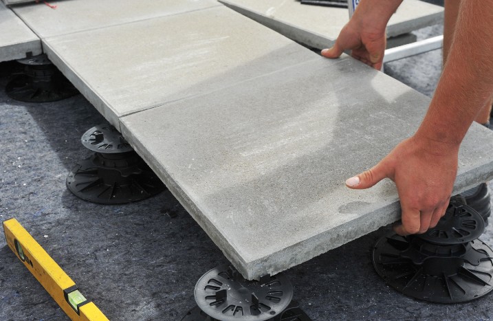 Plattenlager auf dem Steinplatten liegen