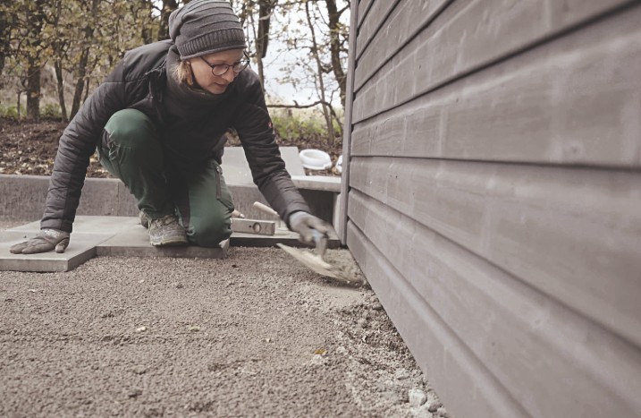 Randeinfassung aus Betonschicht wird gebaut