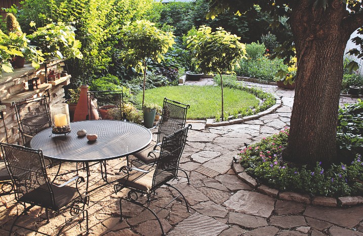 Steinterrasse im Garten