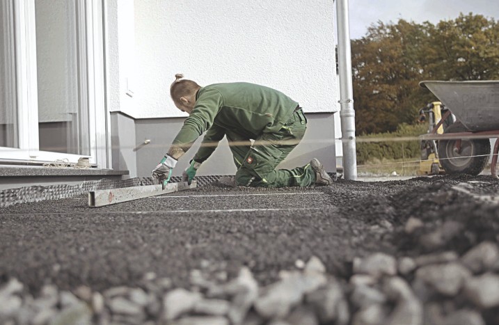 Tragschicht für Terrasse wird angelegt