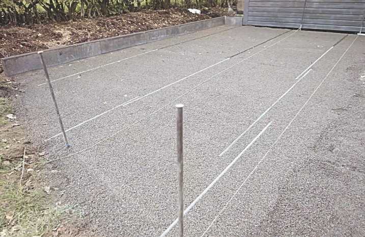 Schnüre zur Markierung der Terrassenfläche