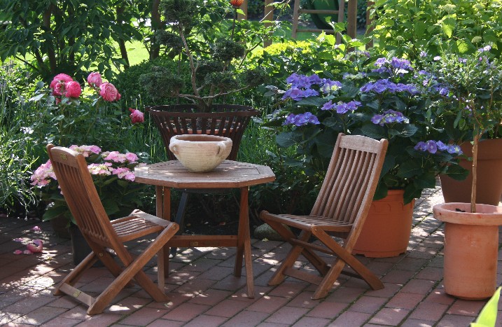Terrasse mit Sitzecke und Pflanzen