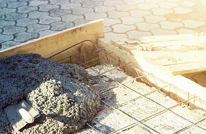 Bewehrung wird mit Beton begossen