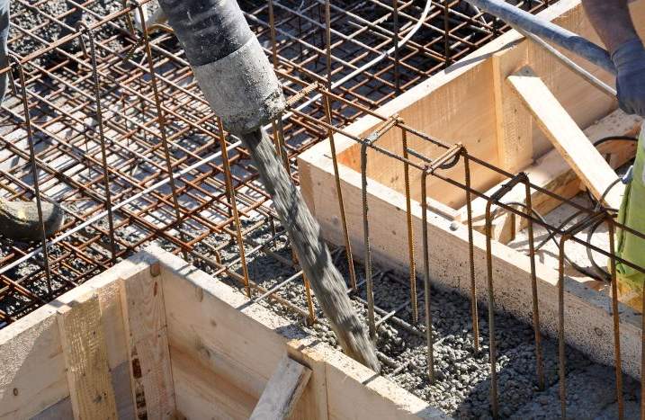 Beton wird auf Kies gegossen