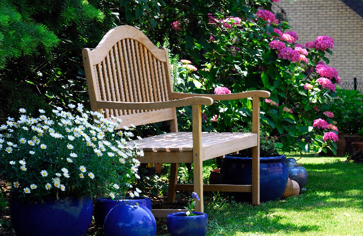Schattengarten mit Sitzbank