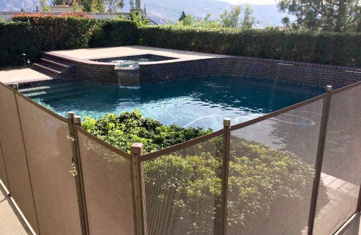 Umzäunter Pool
