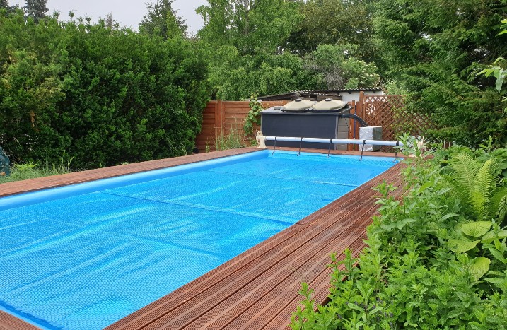 Mit Plane bedeckter Pool