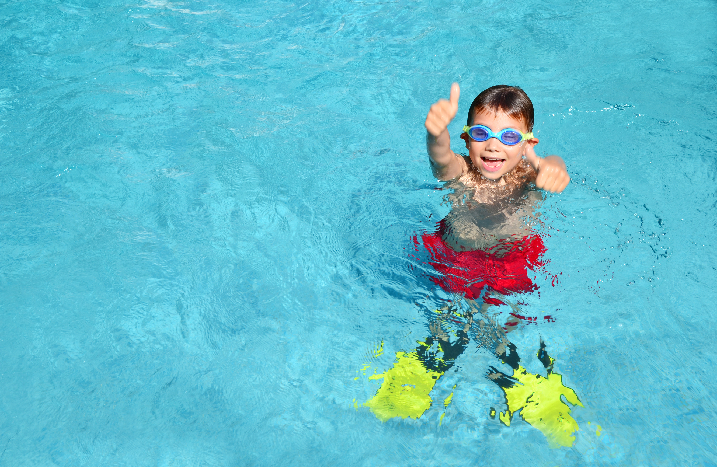Kind im Pool