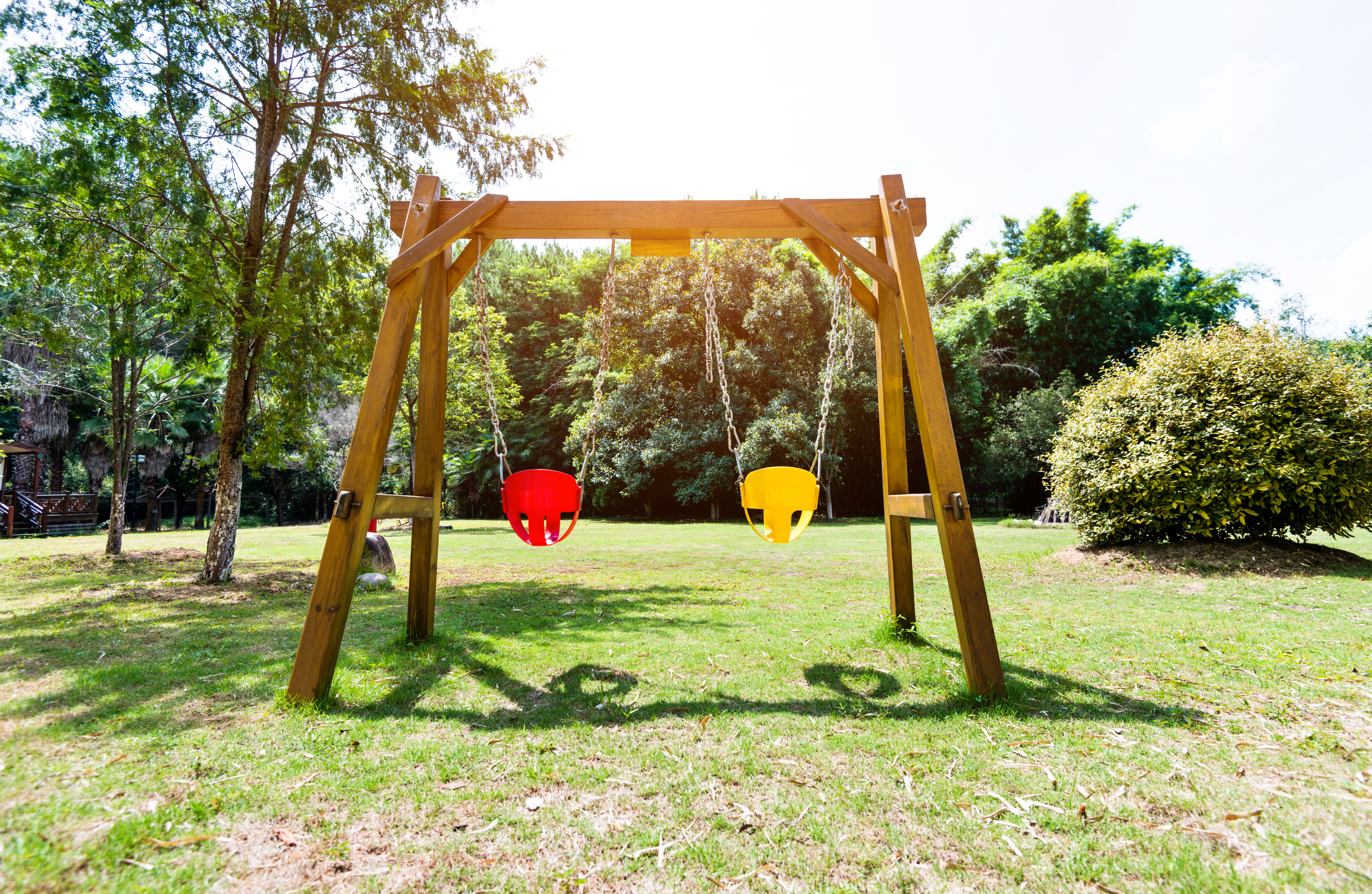 Leere Kinderschaukel im Garten