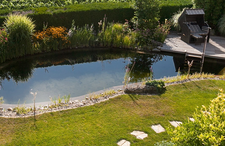 Schwimmteich im Garten