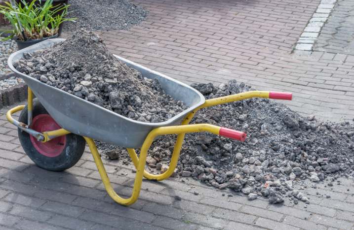 Kieselsteine in Schubkarre
