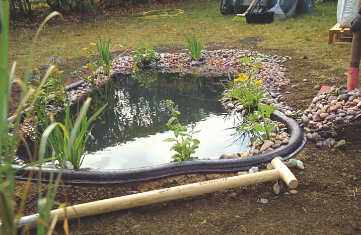 Teich wird mit Kies aufgefüllt