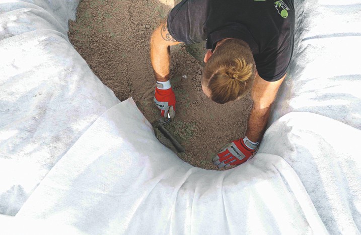 Fertigteich wird mit Sand befüllt