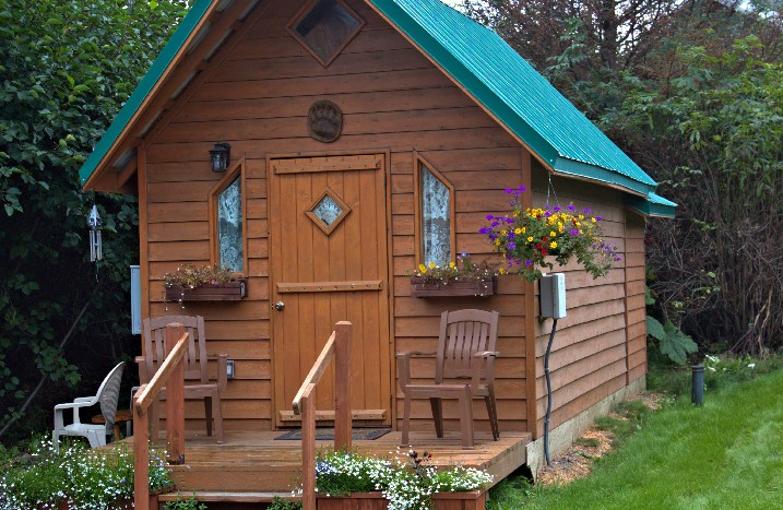 Hölzerner Tiny House im Gartenhausstil.