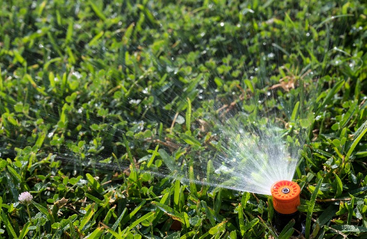 Rasensprenger mit unterirdischem Wasseranschluss