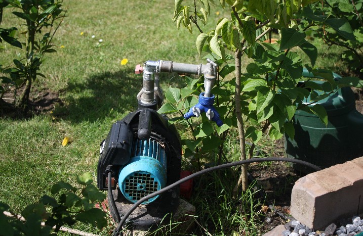 Nahaufnahme einer Wasserpumpe im Garten.
