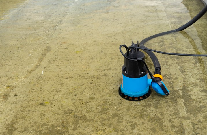 blaue Schmutzwasserpumpe