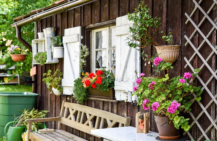 Klassisch gestaltetes Gartenhaus von außen.