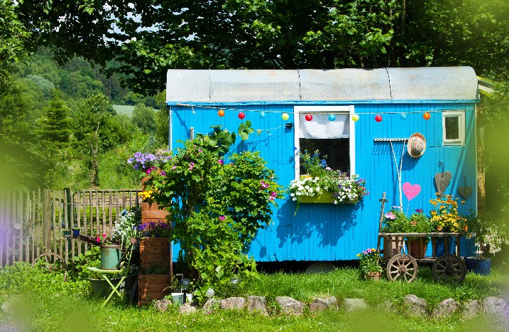 Ein ausrangierter Zirkuswagen als Gartenhäuschen.