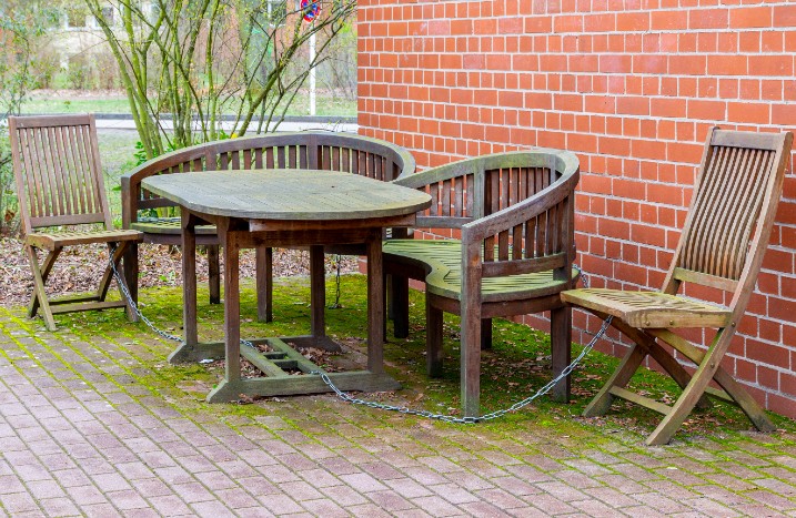 Dreckige Gartenmöbel