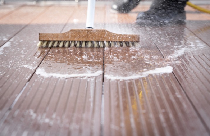Terrasse wird geschrubbt